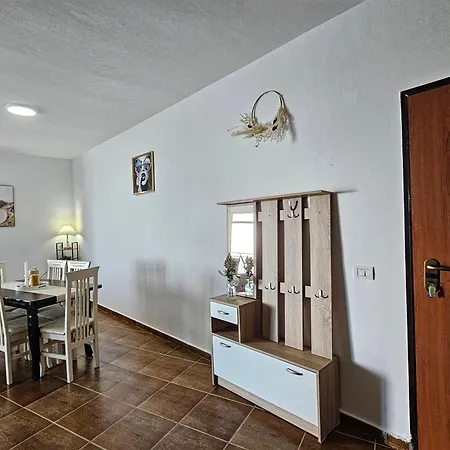 Seaside Escape With Stunning Sea View Daire *