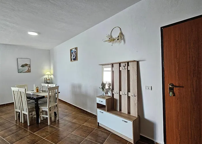 Seaside Escape With Stunning Sea View Apartment *